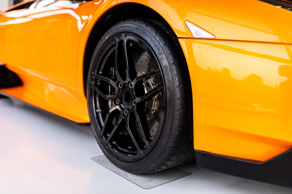 auto da corsa arancio in fibra di carbonio